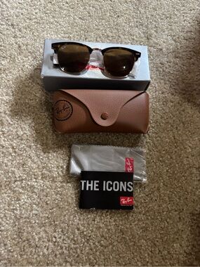 Ray-Ban Sunglasses with Tortoiseshell Frame and Brown Lenses